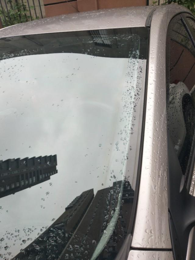 卡罗拉-为什么雨刷器的痕迹这么重呢？其他车辆不是这样的呢？