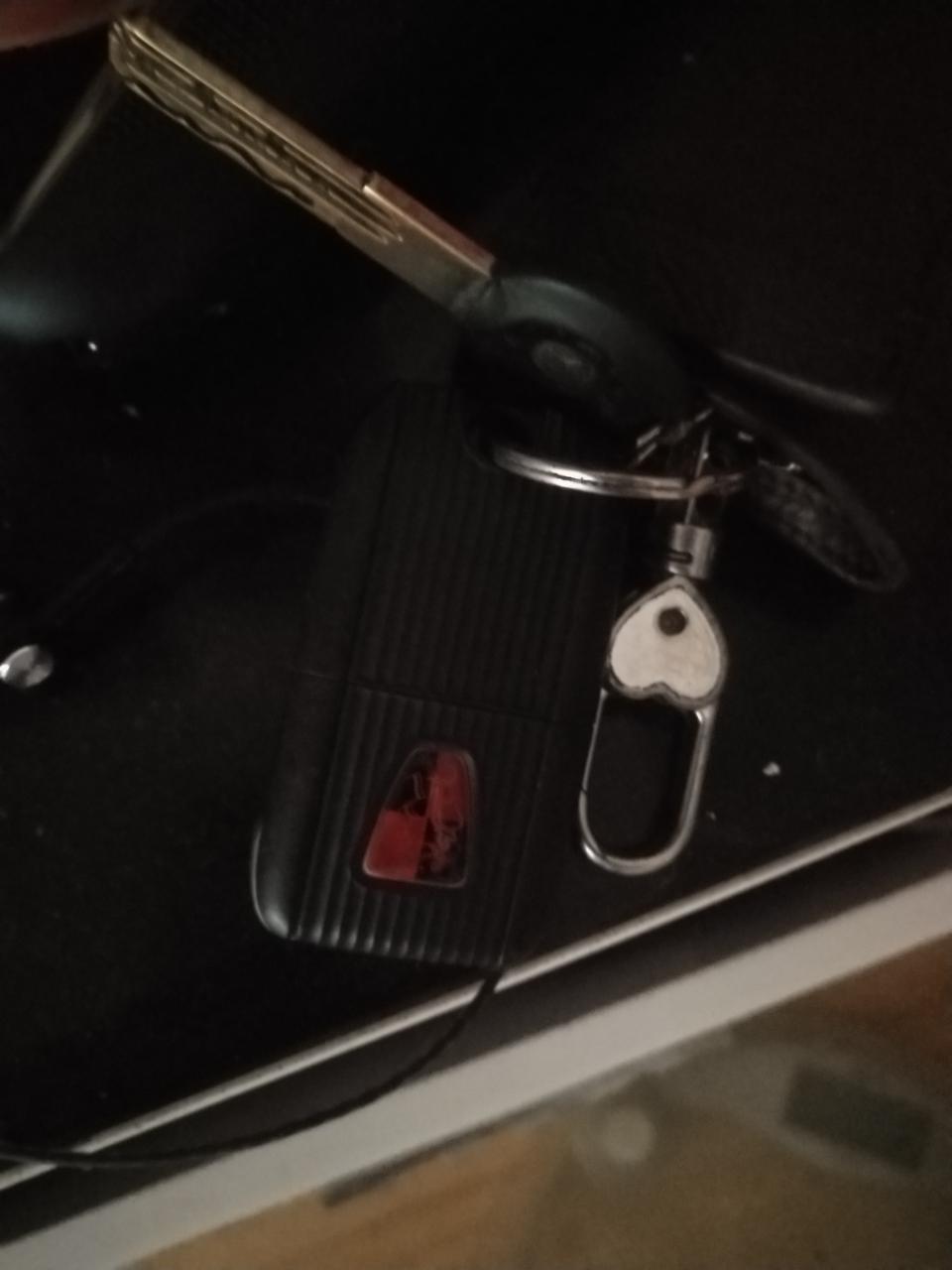 荣威Rx5换机油太麻烦。需改进。型号不统一。离开4s店不能说不行。但不精通的工人换油造成不必要的麻烦。