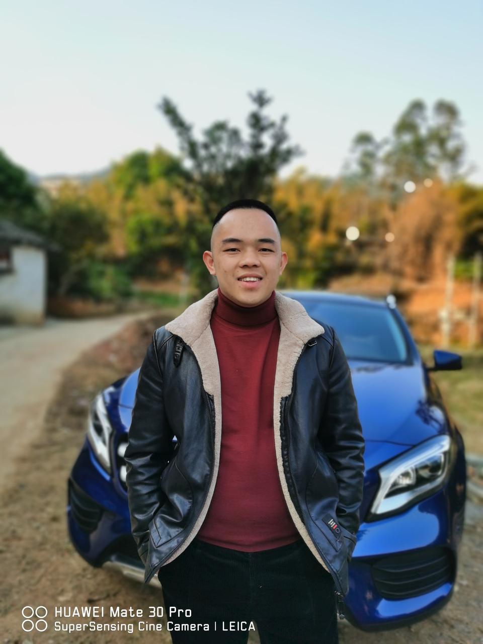 19款奔驰GLA200时尚版，刚买回来没多久，一千多公里，平地倒车R档，倒车完毕挂N档的时候有点顿挫的感觉，或者平地热车完毕，踩刹车挂D档然后踩着刹车不走再挂N档也有顿挫感，各位大神，请问这是正常现象吗？求解决