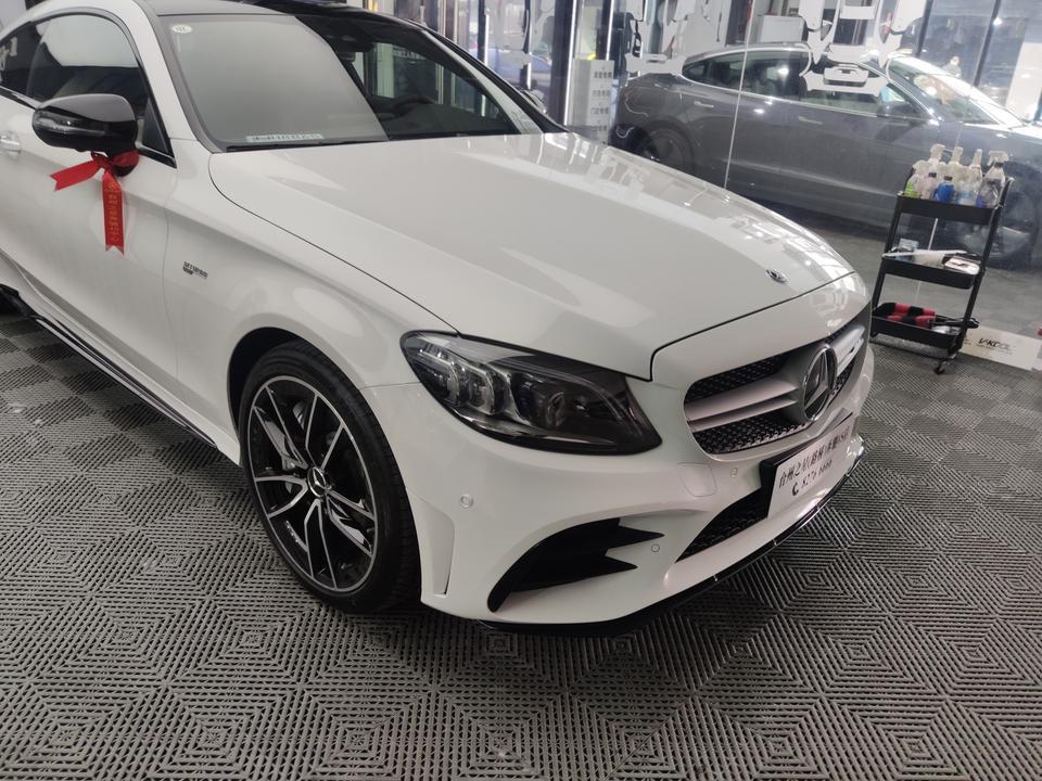 奔驰c级amg-19年年底提的C4 COUPE 为什么左侧翼子板没有标贴 就是这个双涡轮和4驱的标贴