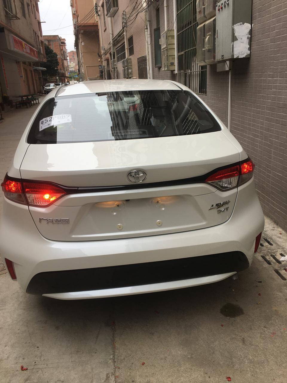 老铁们，请教一下，2019款豪华版雷凌后雾灯只亮一颗，销售员说这车子就是这样的  。你们的两颗都亮吗？谢谢