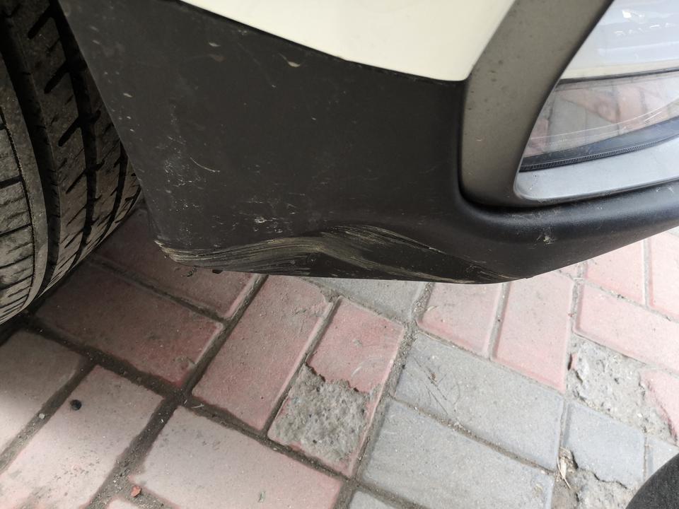 20款4G互联博越，前几天把车前面这个地方撞了，怎么维修，需要多少费用！