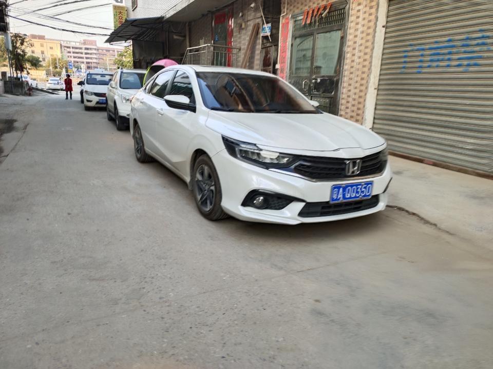 享域畅享版落地价110000+3000分期手续费，送全车玻璃防爆膜跟行车记录仪跟GPS跟底漆，中控屏舍不得送，要自己装。请问这价格贵吗