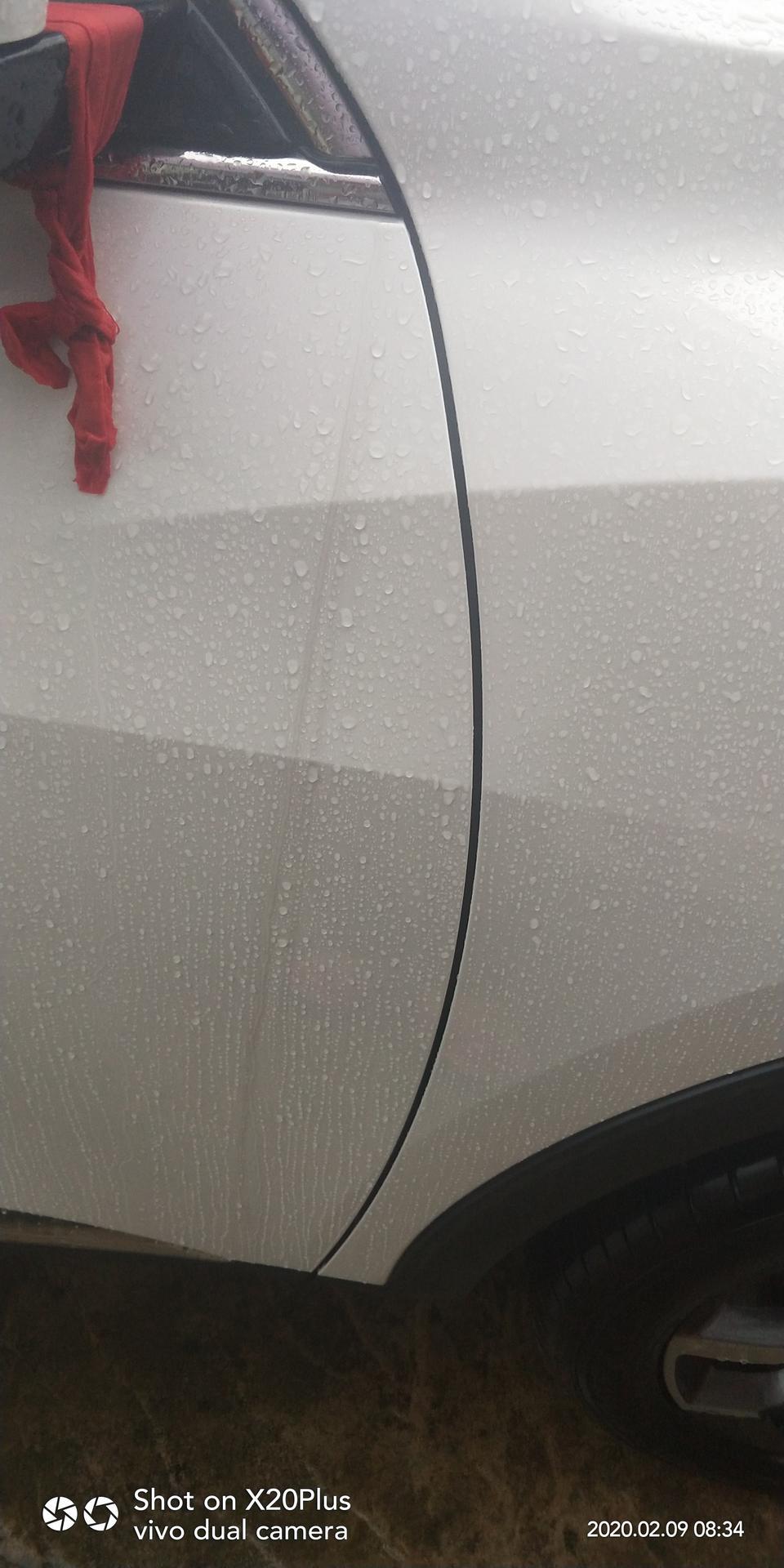 哈弗f7-阴天和下雨天，我的车总是有一些黑黑的东西，不知道从哪里流的，时间长一点不擦就很难擦去?