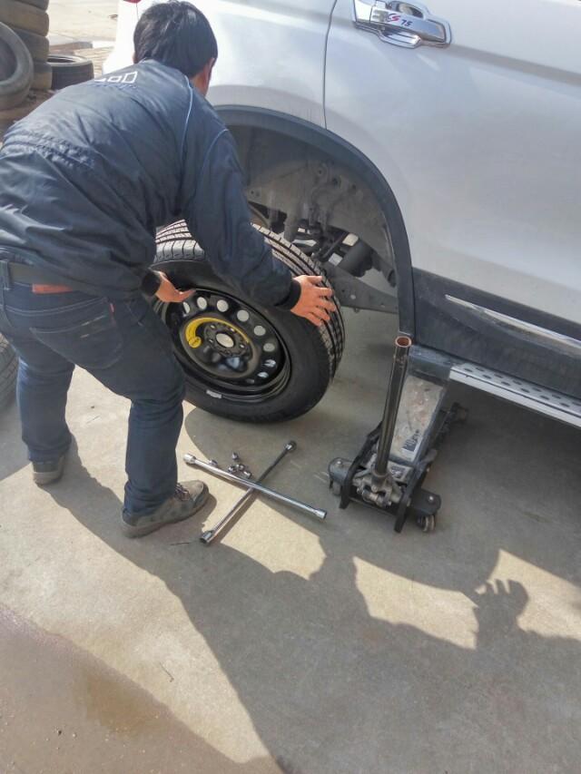 长安cs75-17款的CS75，更换一个邓禄普轮胎大概多少钱？