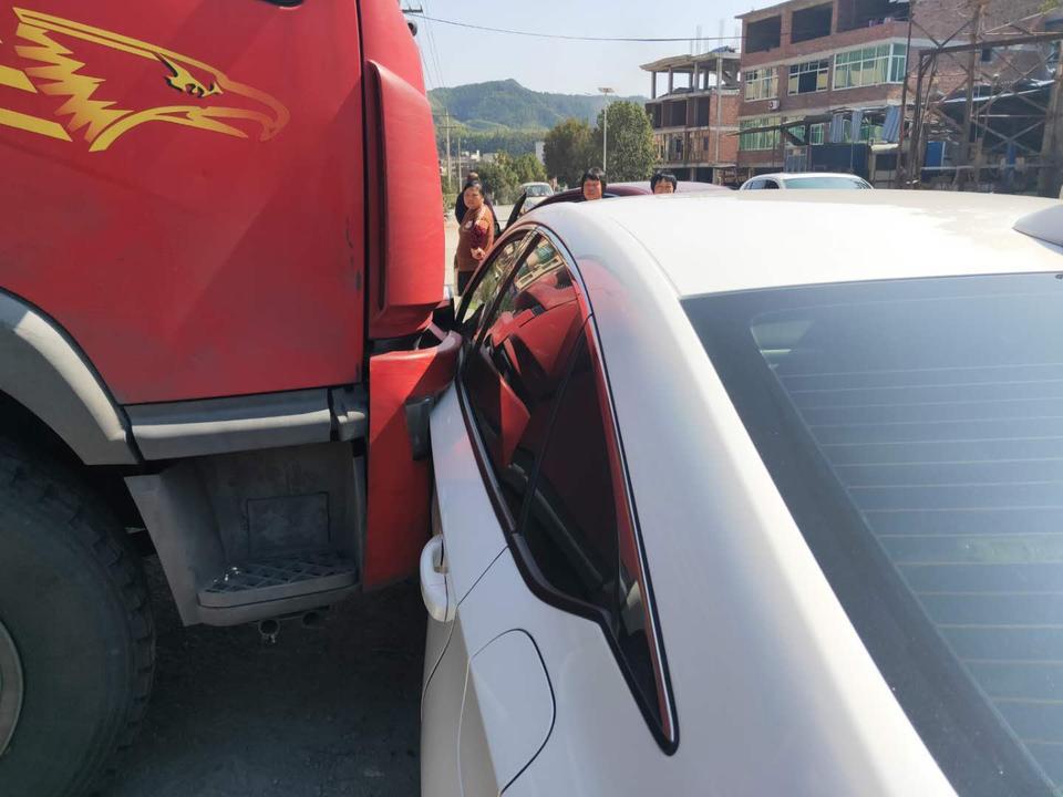 雅阁-车停路边被撞了，主驾驶车门受损严重，车门凹陷，玻璃裂了，后视镜无法折叠，对方全责走保险，换总成还是修车门？换车门会定为事故车吗？b柱没有损伤