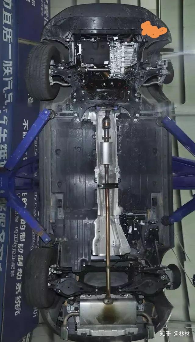 请问一下，这个地方撞碎了一块，该怎么处理，这个部位叫什么？我的车是领克02的。