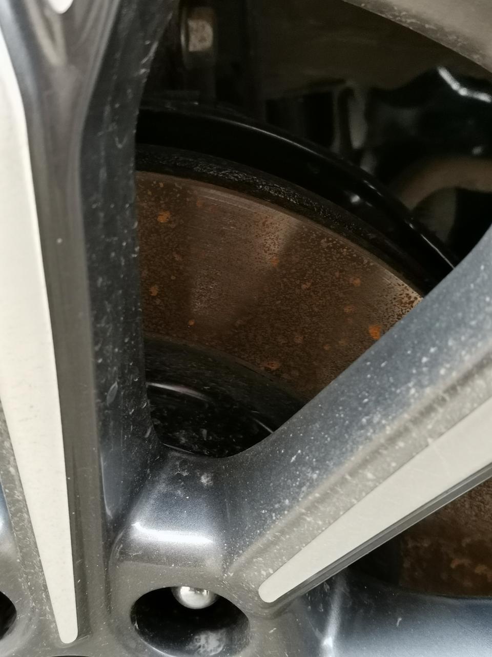 长安cs75 plus-请问你们的车放在外面刹车片会有锈斑吗！最近病毒有5天没有开车。      有影响吗？