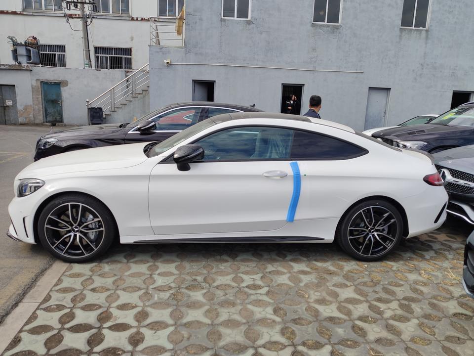 奔驰c级amg-19年年底提的C4 COUPE 为什么左侧翼子板没有标贴 就是这个双涡轮和4驱的标贴