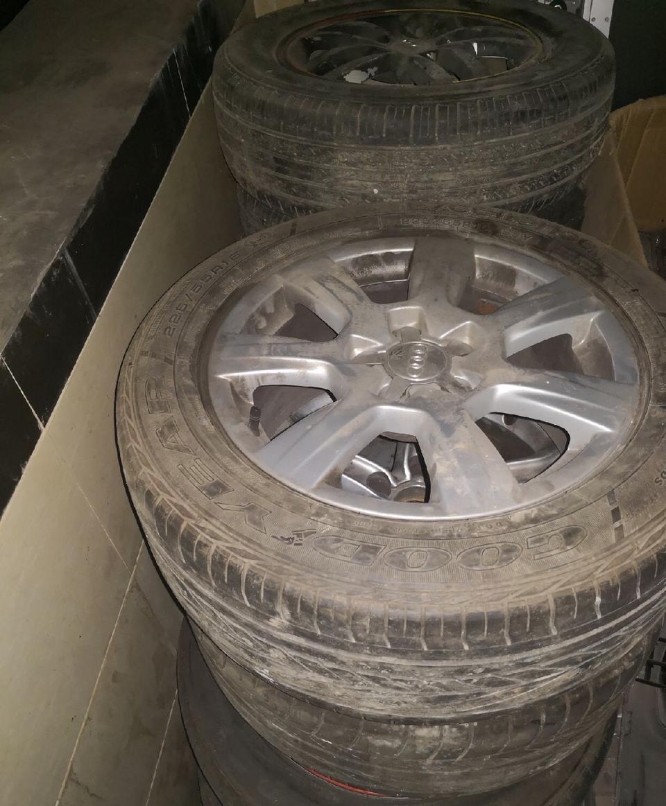奥迪a4l-改装小白 开的家里的12a4l 嫌这个轮毂太难看 想换 请问有什么推荐（平价一点） 看了下原厂的五幅轮毂感觉挺好看 请问可以换吗