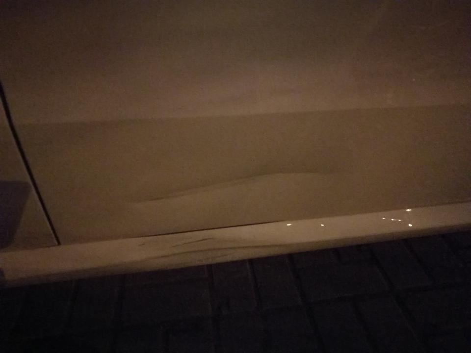 我的车子朗逸，新车三个月，回家时没注意刮到道边的石墩，车门有点瘪了，怎么修复请问，多钱大约，走保险合适吗