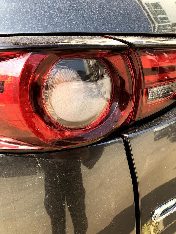 求解！2020款马自达Cx-5后尾灯有雾气怎么回事？