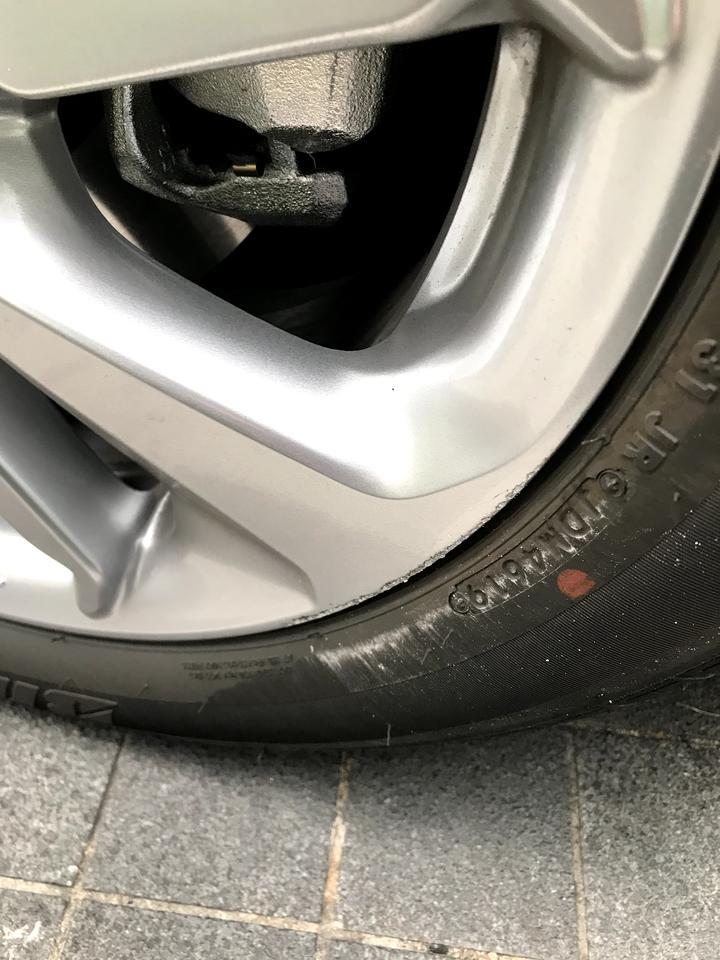 雅阁-今日靠边停车时候不小心刮到轮毂了，这样的修复多少钱呢？是否需要立马修复？