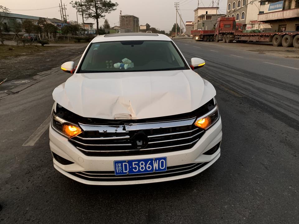 速腾-今天下午追尾一辆货车然后撞成这样，各位大佬看看要怎么修哦