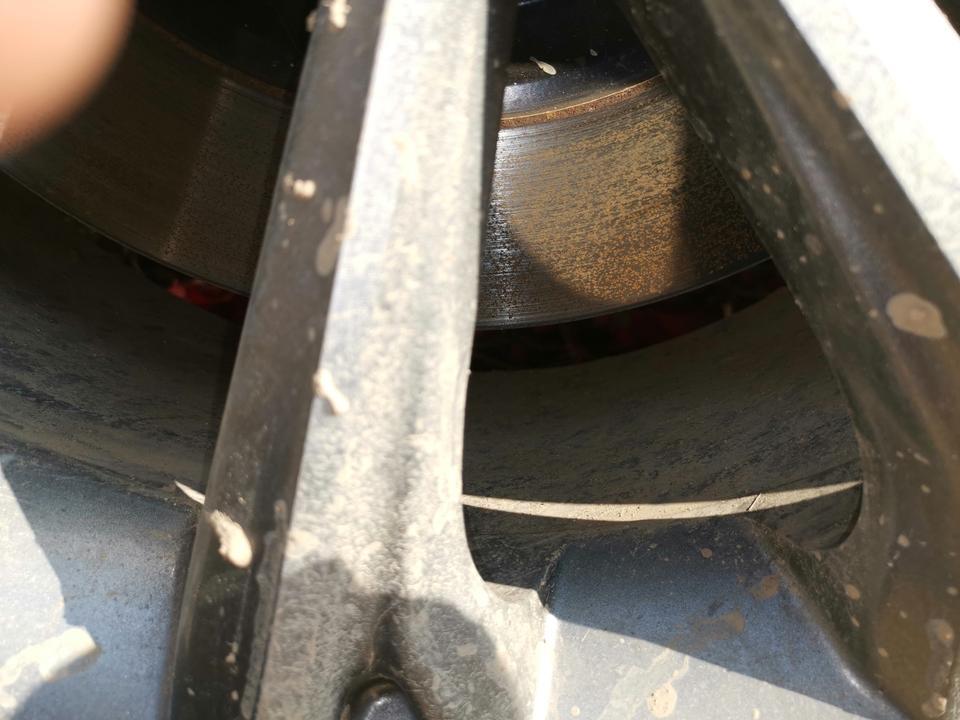 捷途X70车友们，你们车子刹车盘那块生锈严重嘛，我的是春节到现在十来天没动车，今天发现四个轮子那块都有不同程度的生锈