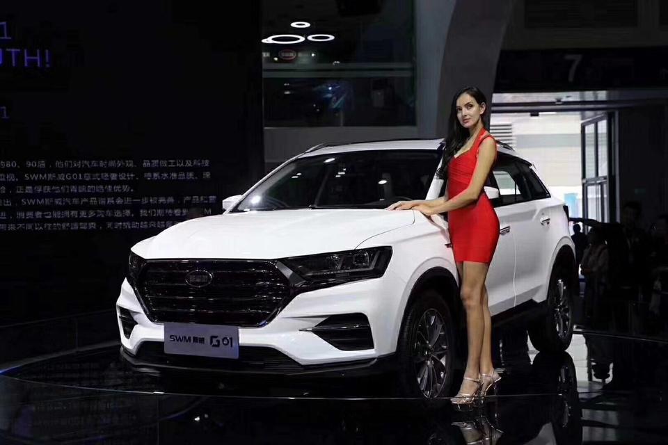 swm斯威g01-GO1的是不是全景天窗呢！悬架后面是不是独力的？
