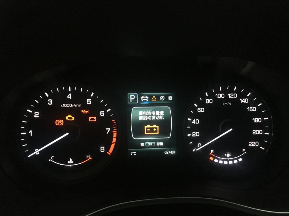 长安cs55-一月新买的车，停在露天室外，两天电瓶就没电了，哪怕每天都去跑一会，隔天一键启动的时候，仪表盘上还是会亮一下那个红色的电池警告标识，这正常吗？