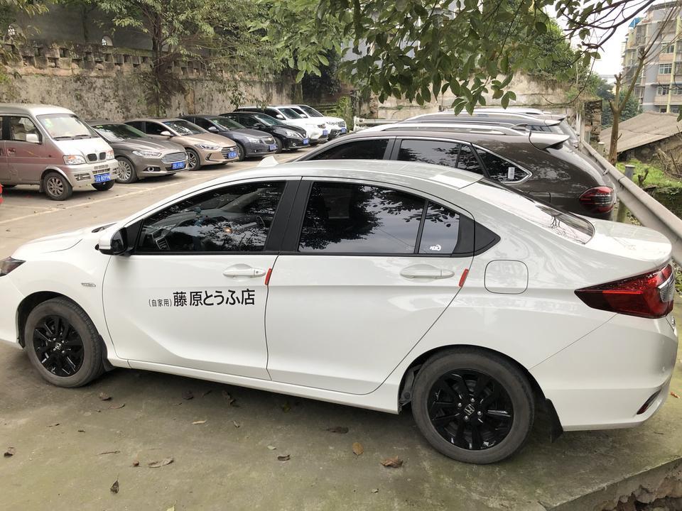 16款小哥瑞自经，目前里程4万4，过了一次户。这个月出了一次大事故，径直撞护栏上把前梁撞坏了，正在修理中。除了这个事故其它车况完美，平时养车很仔细。请问各位车友，我这小哥瑞转手还能卖多少钱呀？