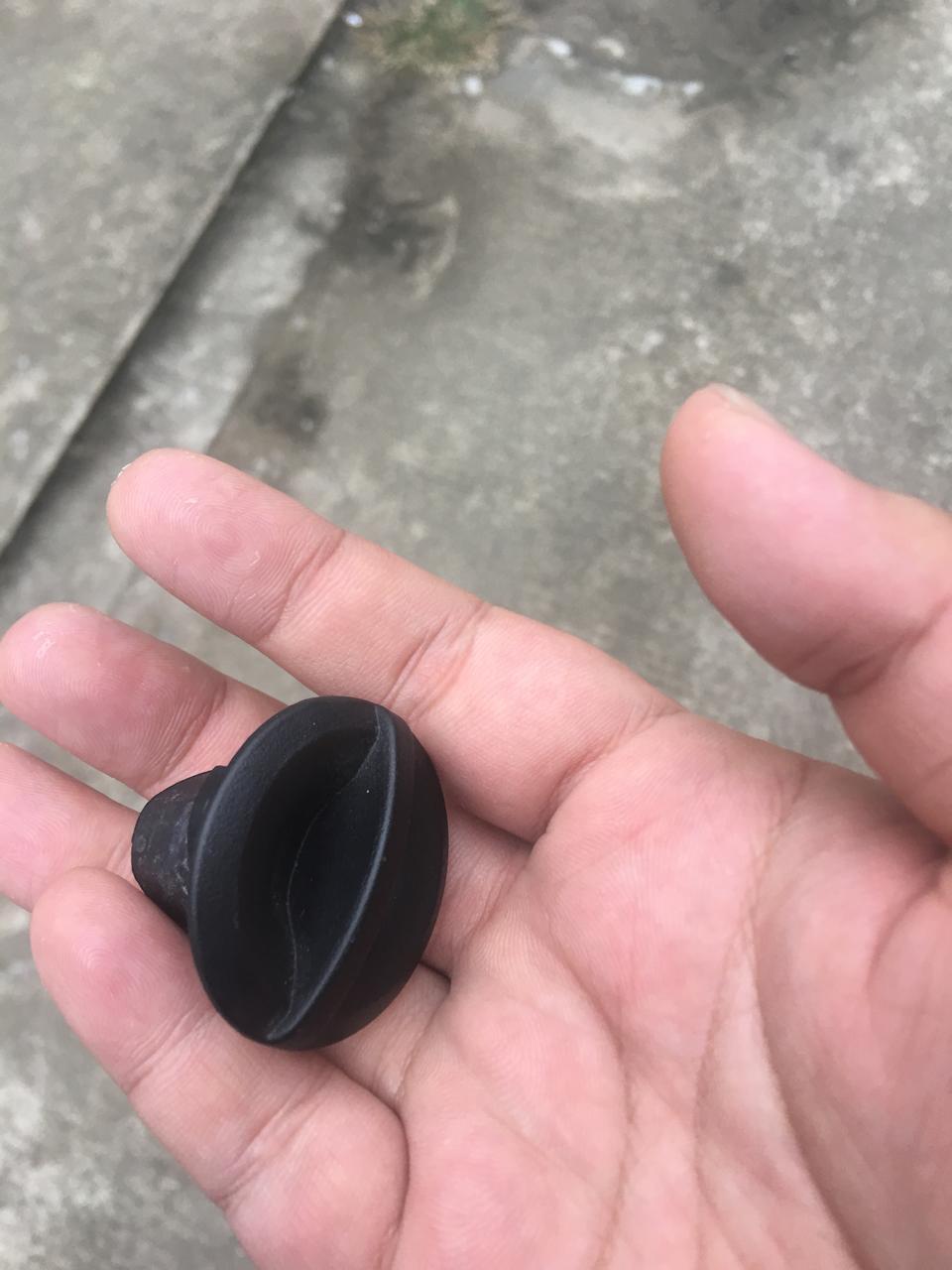 前几天洗车洗出来这玩意，谁告诉我这是哪的我好装回去东风悦达起亚k2，12款