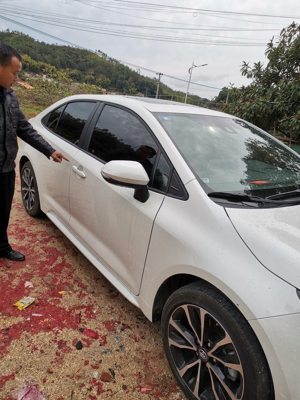 雷凌-你们的车有没有出现这样的问题？是什么原因引起的呢？镜子和门把下面下雨后条印。