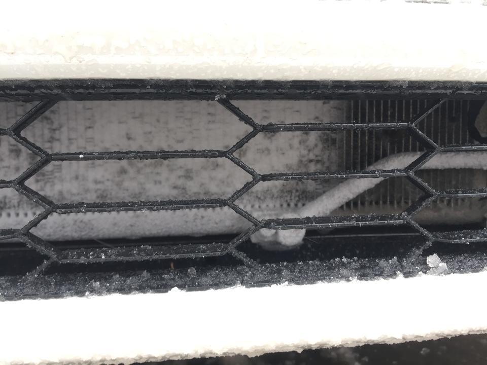 荣威ei5冬天开暖风时，水箱表面结霜 结冰  空调不吹暖风 （不算太暖）对车有伤害么 ？为什么水箱会结冰霜？
