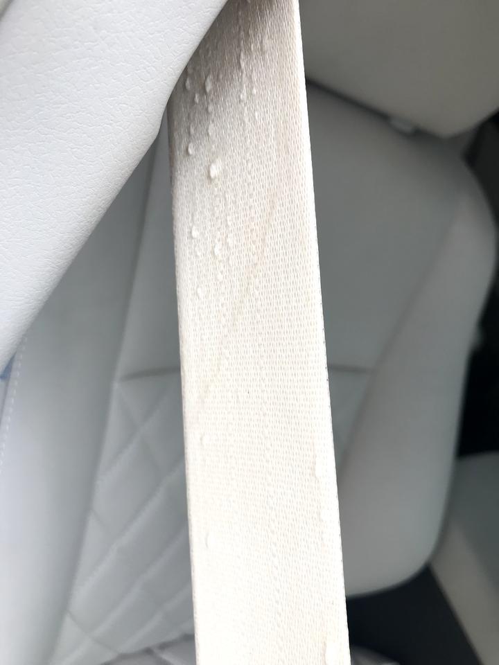 普拉多-19年10月买的车，主副驾安全带一到下雨天里面一截都是湿漉漉的！请问什么情况