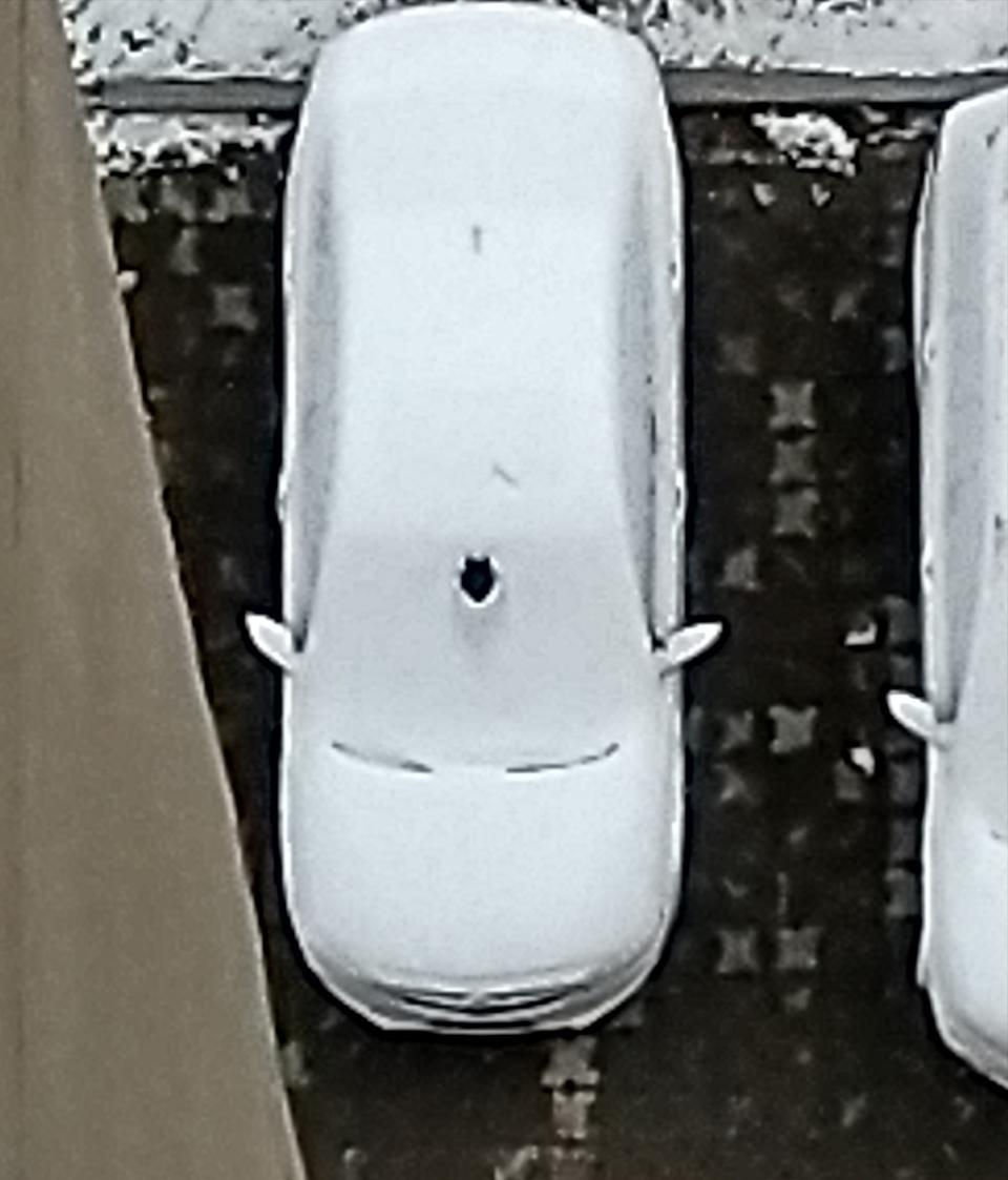 英朗-几次下雪都发现车内后视镜的上方位置没有积雪，是有自加热功能吗？