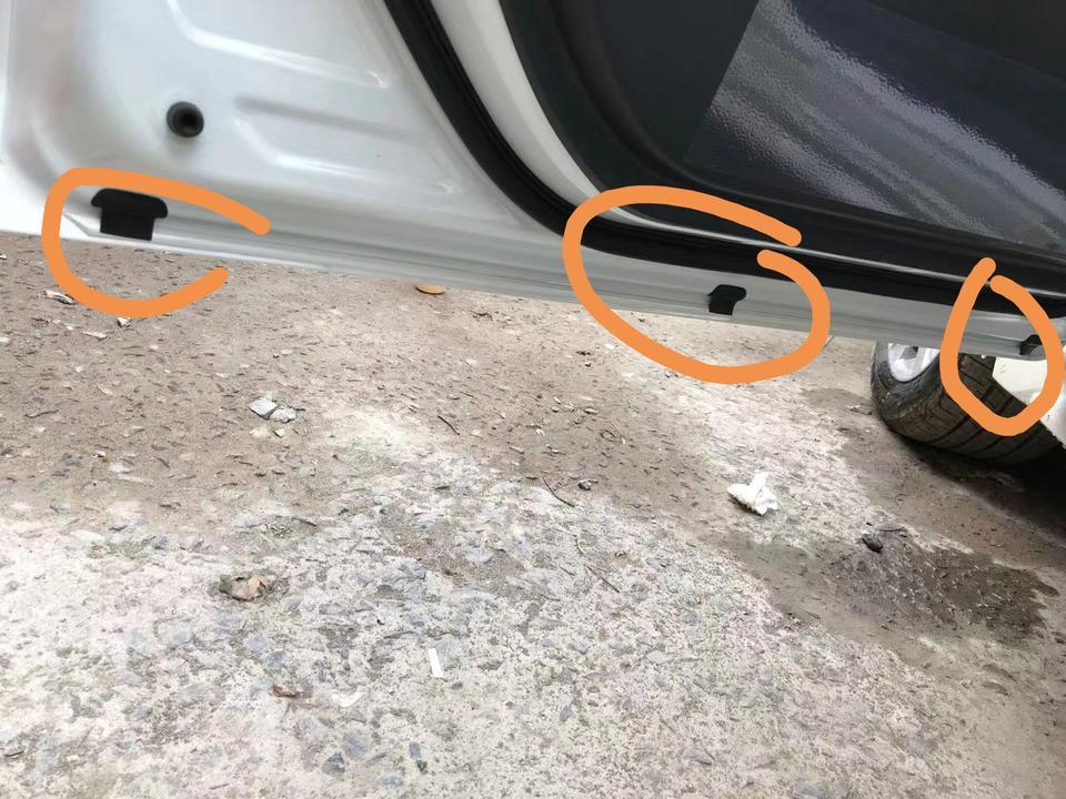 雷凌车门排水口在哪里？车门下边这三个是排水口吗？需要拔掉吗？