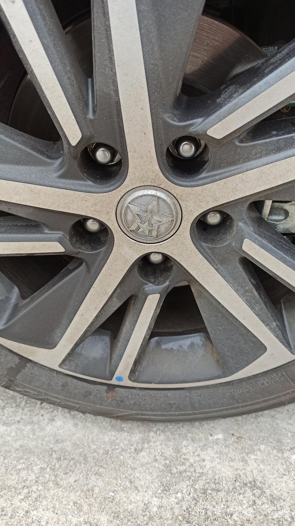 启辰d60-好像有油一样？是怎么回事呢？