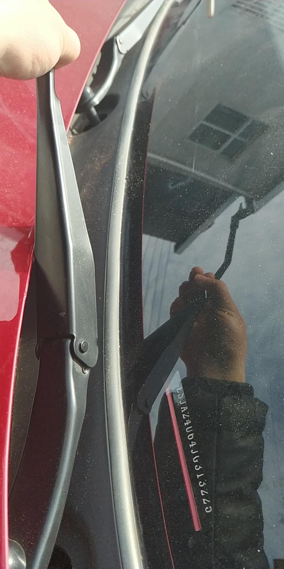名爵HS前车窗上的雨刷怎么给立起来！听人家说是搏动雨刷开关的瞬间赶紧熄火，我试一下不行的！求大神们意见！
