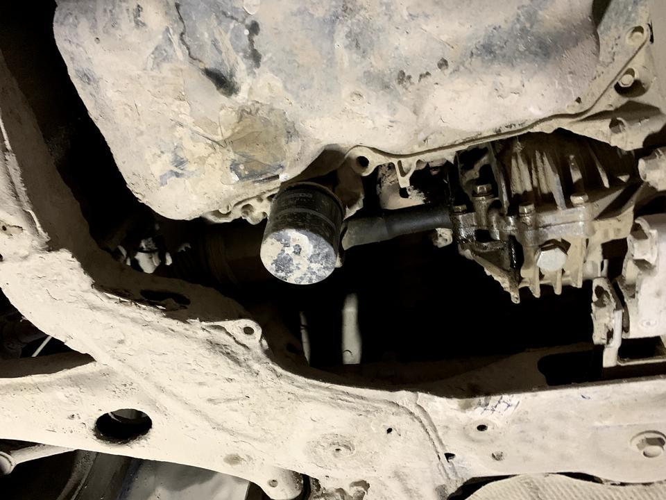 马自达cx-5-17款cx5，2.5四驱,一年半的时间,后备箱灯换过,异响,钥匙两把电池换过,副驾驶门胶条变形,中途熄火…右前轮传动轴油封已经第二次漏油了,去年四月份才七个月的车就换了一次了.…昨天出现了两次的一个情况我要问你一下，第一次是我在右转弯的时候由于转弯有点大，我踩了刹车，整个车身都在飘，车尾向左边飘，方向开始晃动，还好我冷静最后有惊无险，要是驾驶经验稍微不足一点的驾驶员都车毁人亡了……第二次是由于我认为第一次是路滑的原因，隔了应该不到两三公里，由于转弯的地方有几个分割车道的塑料桶，我让了一把方