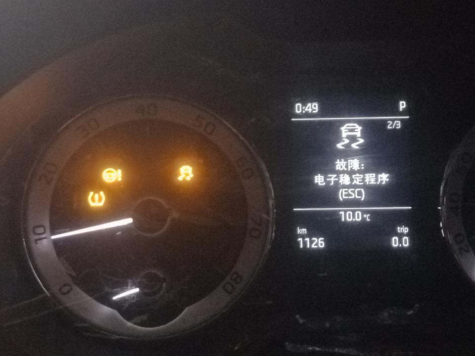 2019款明锐电瓶一拆一按出现3个故障码1个胎压监测2车辆电子稳定程序猿3显示一个方向盘有个感叹号