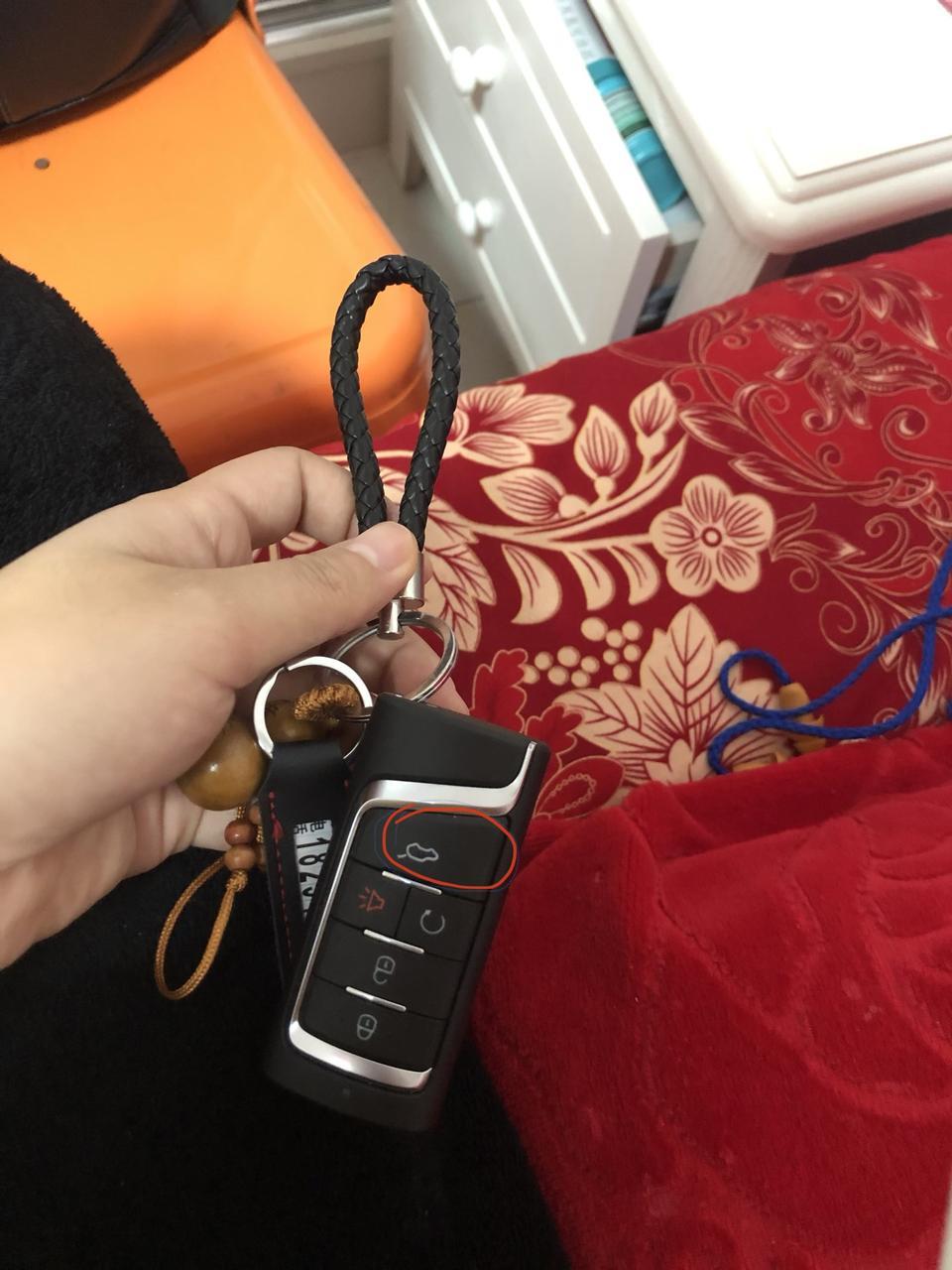 传祺gs5-用车钥匙开后备箱门没有反应，按车钥匙的按钮后备箱没有反应，还需要手动自己按住后备箱才可以打开.什么原因