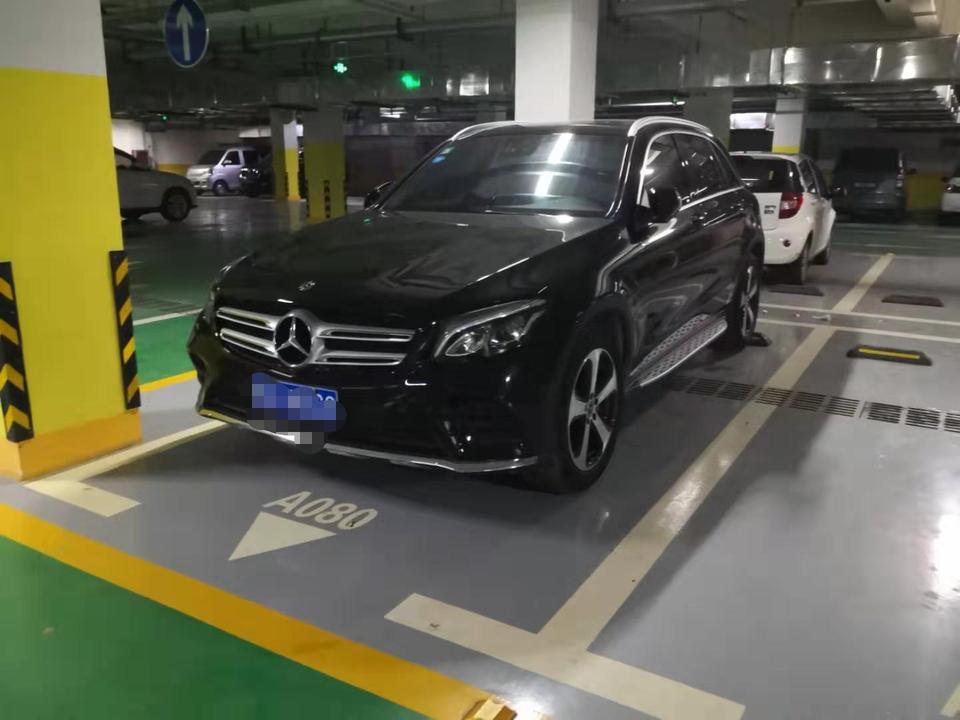 求助！！奔驰glc260L。
半年前开的时候，车内噪音小，提速后噪音也没变大多少。
1.今年过年回家开，车内噪音能明显感觉出来变大，尤其是提速后，噪音变大很多。
2.而且使用玻璃水后，车内也能闻到玻璃水的味道。
3.3000公里，玻璃水可显示需要添加了。
有人知道什么原因吗？
是不是哪里破了？导致密封性变差，气味和风噪都能进车内？