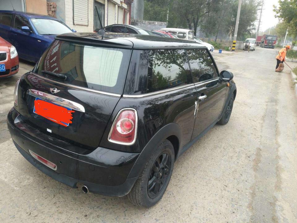黑色10年mini one 1.6L 8万公里 6.9万
白色10年mini cooper excitement 1.6L 12万公里 7.5
到底选哪一个 急急急