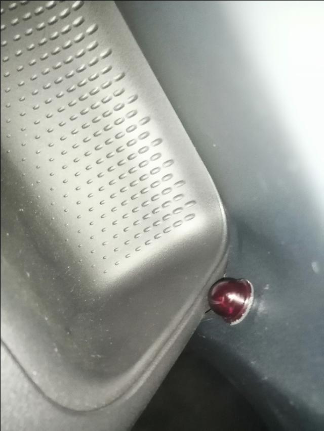 兄弟们，我这车中控下面储物格角落，有个红色的像灯泡一样的东西是什么啊？我朋友车也是丰田雷凌，他的车就没这个，问他他也不知道是什么东西，请问有知道的吗？谢谢