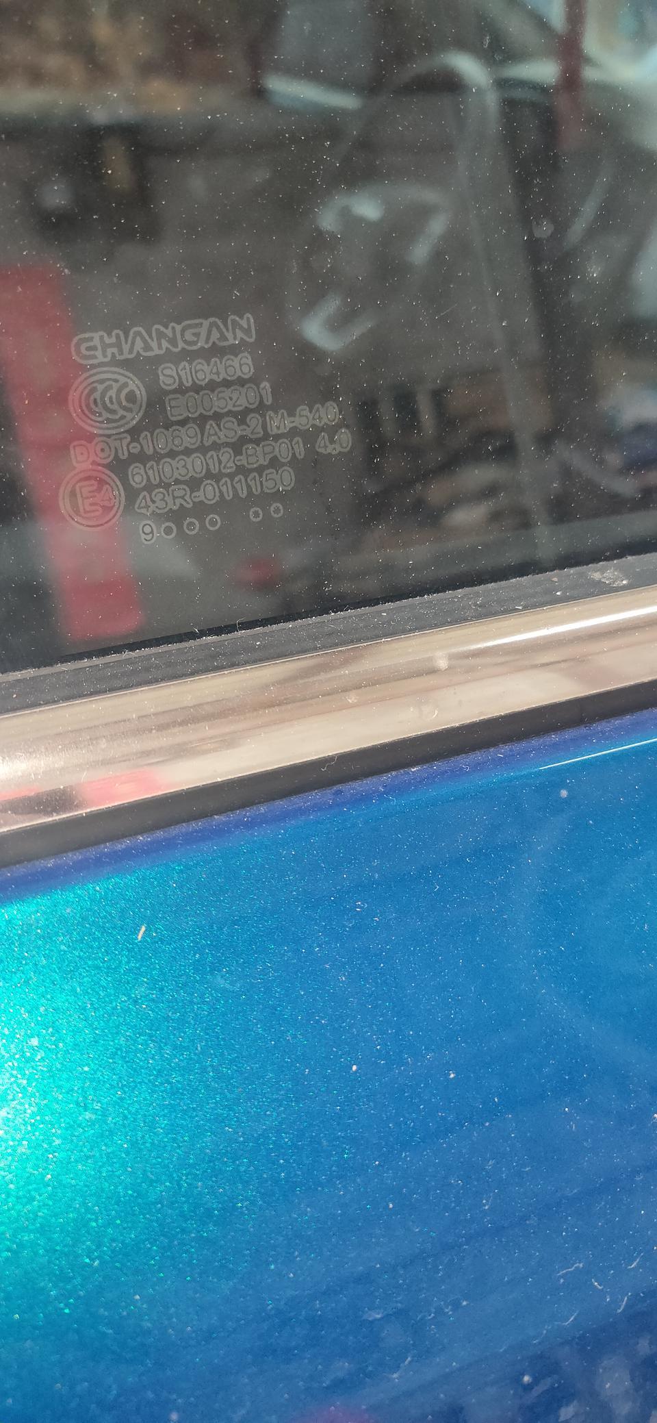 长安欧尚科赛-老铁们，请问新车前挡风玻璃和其他玻璃相差一年的时间正常的吗？
