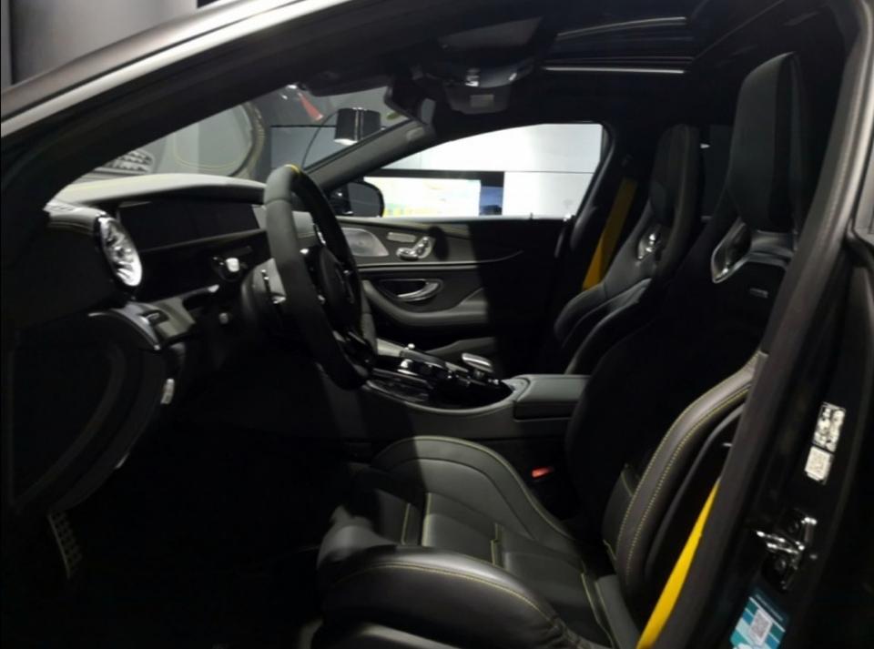 amg gt-问问GT63s 一定要先行板才能把中控和方向盘选成高亮黑吗？ 还是下配置订单等半年可以选成这样的 因为内饰就只有这一套看上了 
因为我要黑色车漆 但我去看现车 发现都没有桶椅 或者看到这个内饰 车漆又不符合我要求 之前看到一台满意的 结果被别人订了