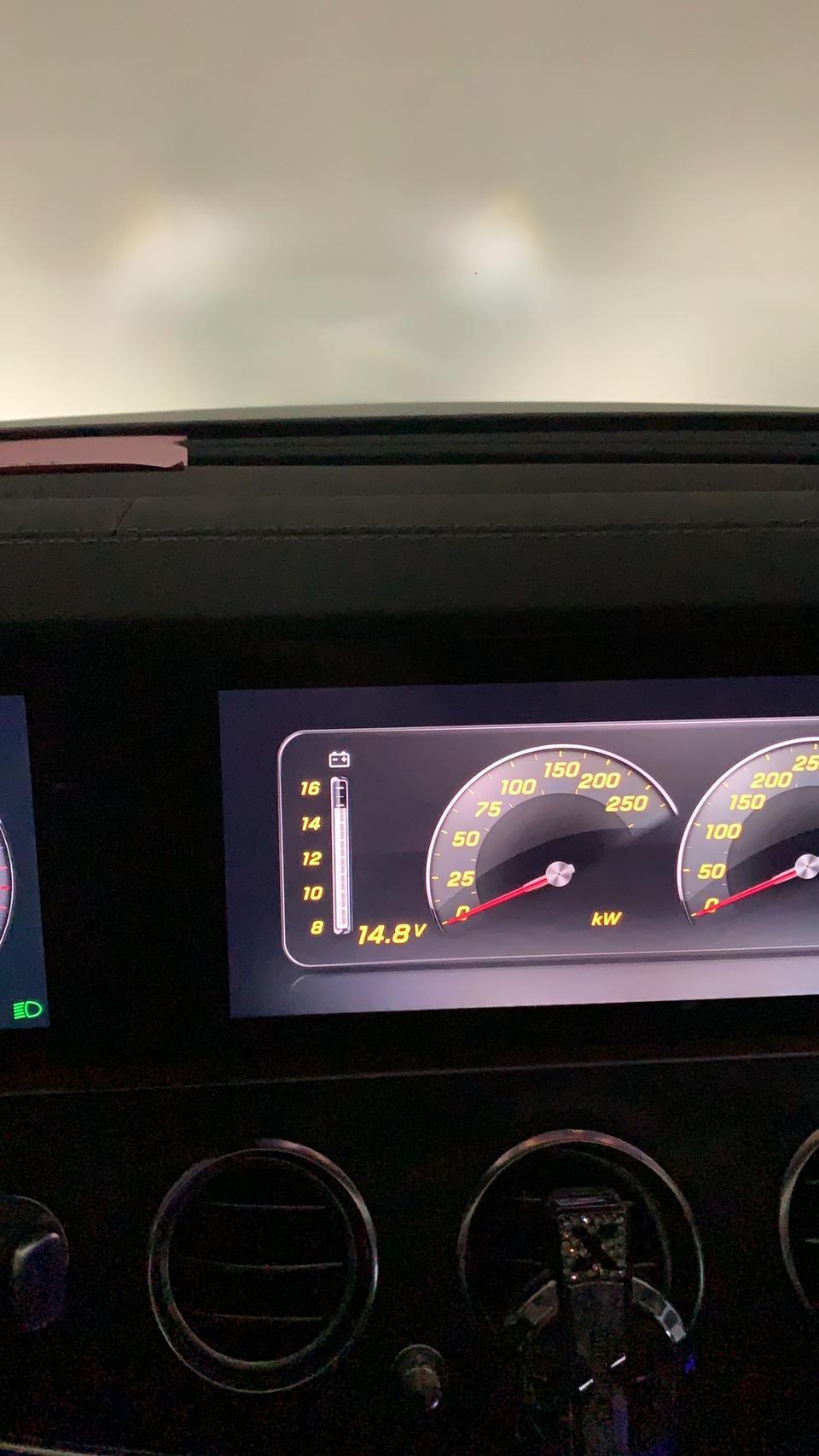 奔驰e级-19年7月份买的奔驰E300L。  现在每天都提醒我电量处于临界状态，但是我去车里查看都是不满。没有很久不开，这是什么情况？