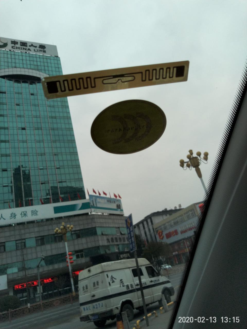 名爵hs-前风挡玻璃右上角这两个标签怎么弄干净？
请大神指点！