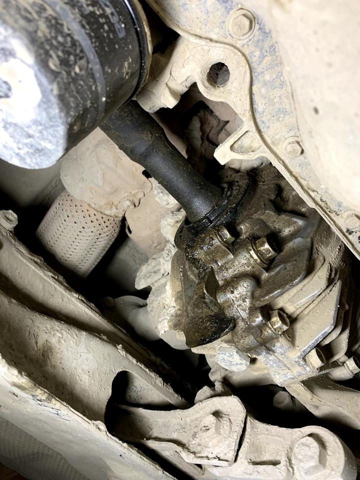 马自达cx-5-17款cx5，2.5四驱,一年半的时间,后备箱灯换过,异响,钥匙两把电池换过,副驾驶门胶条变形,中途熄火…右前轮传动轴油封已经第二次漏油了,去年四月份才七个月的车就换了一次了.…昨天出现了两次的一个情况我要问你一下，第一次是我在右转弯的时候由于转弯有点大，我踩了刹车，整个车身都在飘，车尾向左边飘，方向开始晃动，还好我冷静最后有惊无险，要是驾驶经验稍微不足一点的驾驶员都车毁人亡了……第二次是由于我认为第一次是路滑的原因，隔了应该不到两三公里，由于转弯的地方有几个分割车道的塑料桶，我让了一把方
