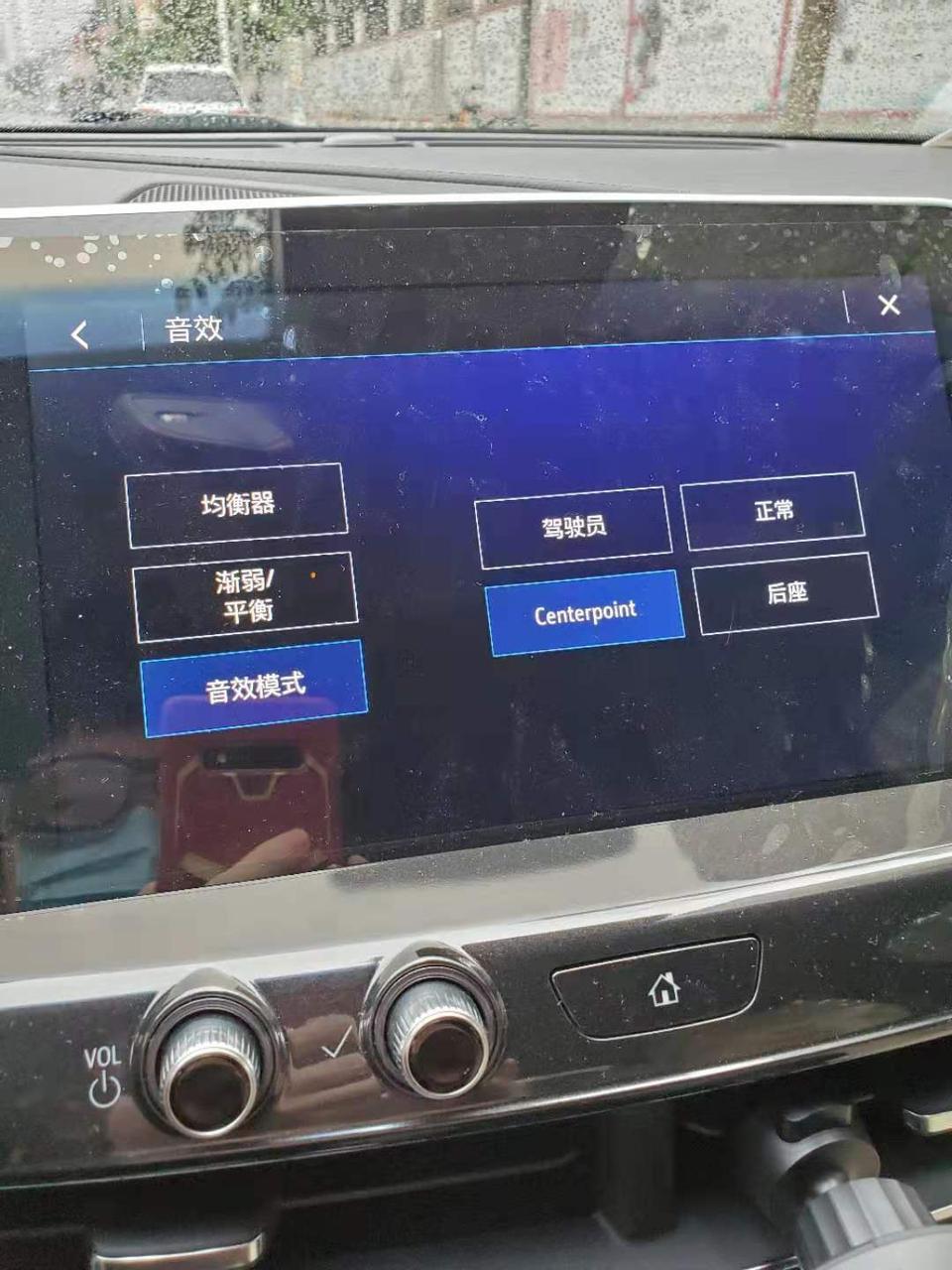 凯迪拉克ct5-CT5我有一个关于音响方面的问题有点困惑，就是这款车在放歌的状态下，我不调试车里的均衡器，也不调音效模式的情况下，为什么只有前排的音响工作发声而后面车门上的两个喇叭不工作，因为我自己在把声音放大点的时候我手摸上去能明显感受到后车门上的喇叭不工作，通过摸上去的那种震动感能够知道。所以我就非常好奇为什么后排门上的喇叭不工作，在我的理解里，应该是全车的喇叭都会工作啊都能够发声，唯独后排门上的喇叭不工作，请大佬帮我解答一下。