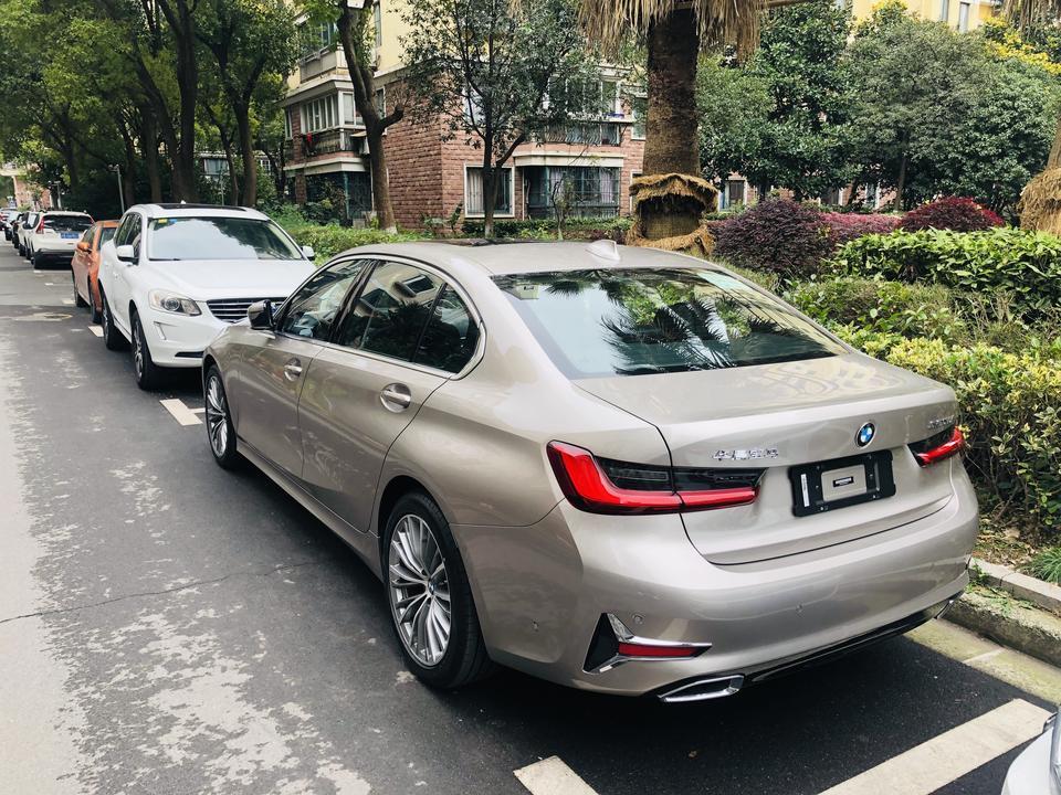 宝马3系-大家提了新车后都做了哪些装饰？我是去年12月底提的，就做了贴膜，车漆镀膜，行车记录仪，脚垫，后备箱垫，仪表台放了个纸巾盒和移车电话牌，座椅缝隙旁插了一个储物格，别的啥也没弄，现在因为疫情的原因现在整天停着也没开，准备疫情过去后再贴下门把手门碗膜，适合第三系的手机支架目前还没找到合适的，别的还能弄啥，大家互相交流下