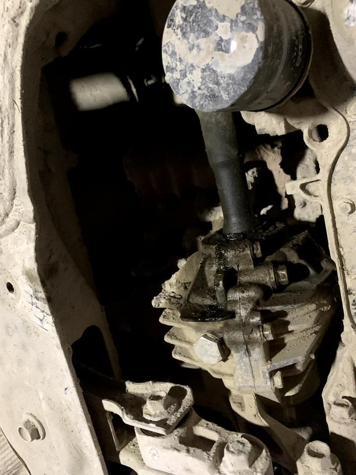 马自达cx-5-17款cx5，2.5四驱,一年半的时间,后备箱灯换过,异响,钥匙两把电池换过,副驾驶门胶条变形,中途熄火…右前轮传动轴油封已经第二次漏油了,去年四月份才七个月的车就换了一次了.…昨天出现了两次的一个情况我要问你一下，第一次是我在右转弯的时候由于转弯有点大，我踩了刹车，整个车身都在飘，车尾向左边飘，方向开始晃动，还好我冷静最后有惊无险，要是驾驶经验稍微不足一点的驾驶员都车毁人亡了……第二次是由于我认为第一次是路滑的原因，隔了应该不到两三公里，由于转弯的地方有几个分割车道的塑料桶，我让了一把方