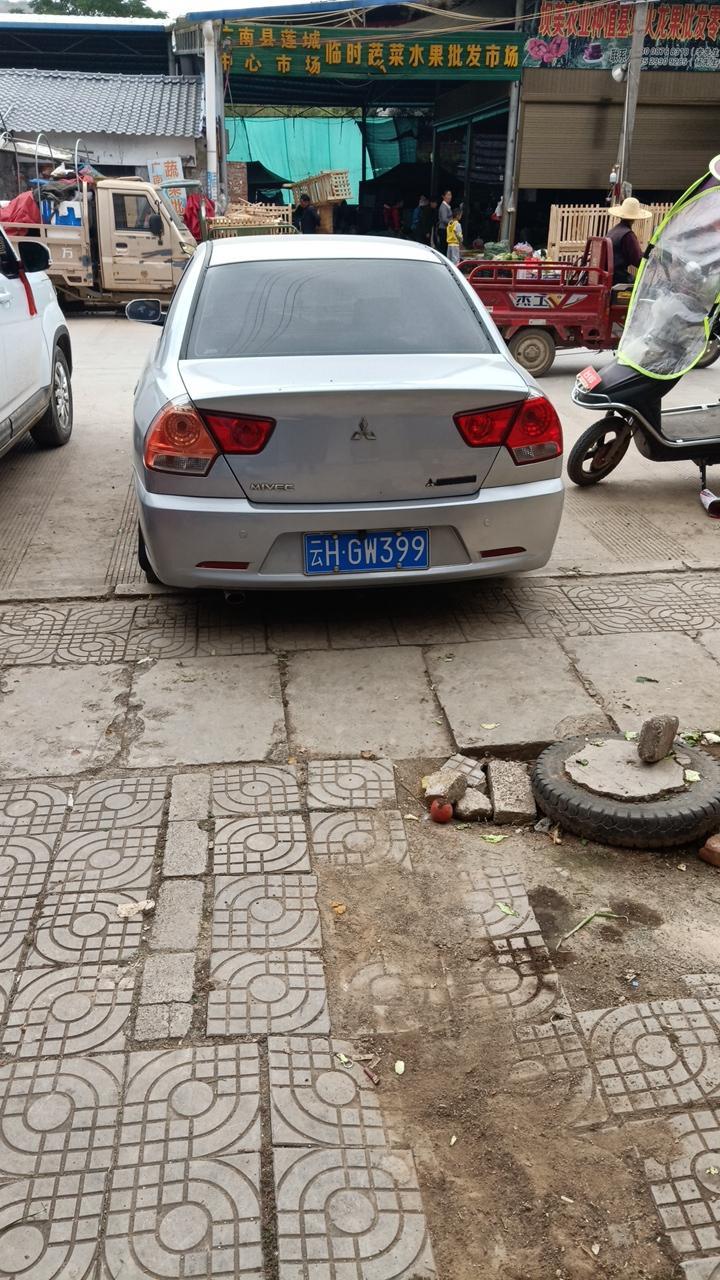 v3菱悦-这个车就是不费油 乡下来回160多公里加满油再加满119块  就是跑的时候后面轮胎有声音像床上那种  有时候又没有声音 开车时候很担心邻居听到   哎找不到原因 大神们有没有影响呢