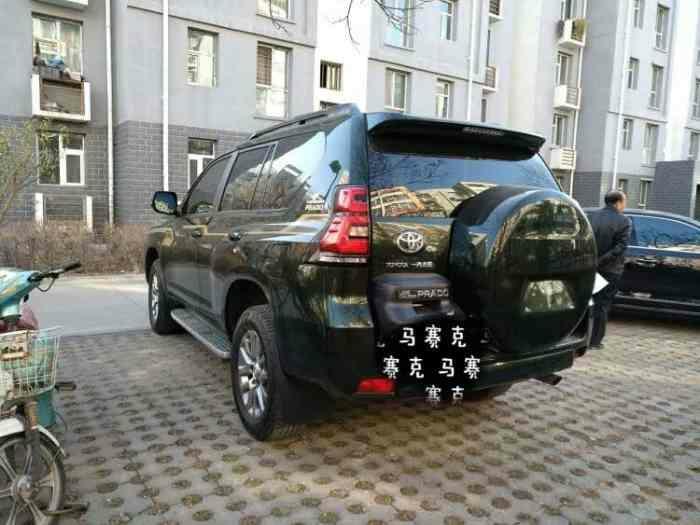 购车总价 | 裸车50万。落地55.3万。
同级对比 | 对比过大切诺基，英菲尼迪qx60，雷克萨斯rx。还是比较喜欢普拉多的造型以及动力。
空间 | 空间非常大，七座车满载完全无压力，毕竟那么大的车身，后备箱宽度和深度都非常给力，装什么都行。
颜值 | 满分的造型，霸气外漏，给人一种硬派越野的感觉，大轮毂也是非常霸气，大灯晚上特别亮。
内饰 | 内饰就比较简单了，造型一般，没啥亮点，用料倒还可以，空间布局也很不错，总体来说内饰相比动力或者外观差点意思吧。
油耗 | 跑市区油耗接近13个油了，可能跟我自己