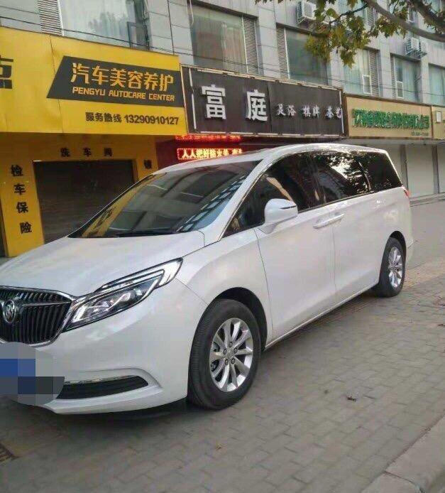 购车总价 | 裸车价为31万元，落地价为34.49万元。
同级对比 | 当初考虑换车的时候看了很多款车，又根据自己的驾驶习惯排除了很多车型，最后选择了别克GL8，首先它的油耗方面还算合理，然后就是它的内饰做工精细和外观的大气稳重，在价格方面还是觉得不错的，生产工艺方面也挺成熟的，整体设计也合理，配置也不错，安全性能也不错，所以我选择它。
颜值 | 新款车型的颜值要比老款车型看的更运动时尚一些。从侧面来看修长的车身，给人感觉具有速度感，但是从前面来看感觉像胖头鱼。
空间 | 空间当然没得说了，无论是哪个座位