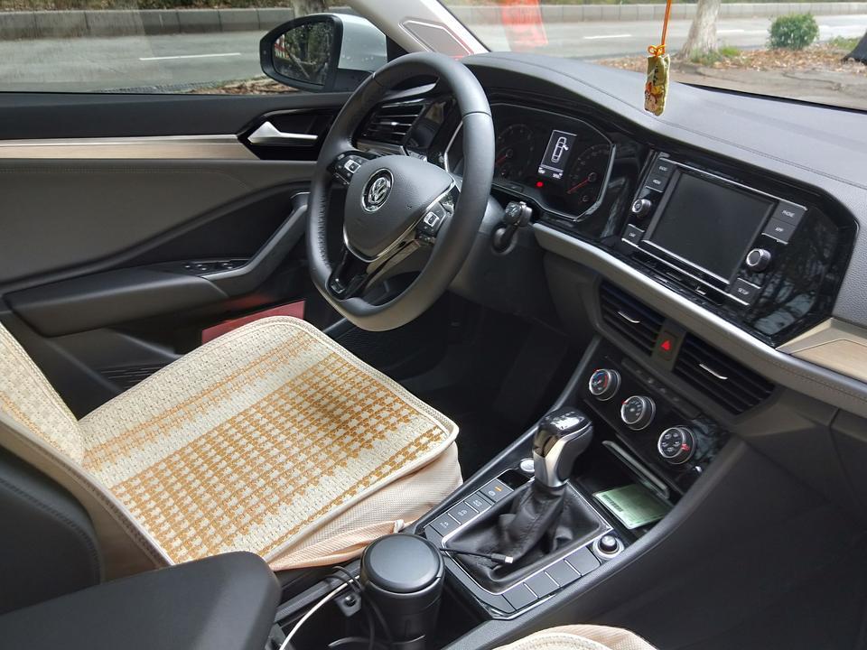 19款速腾1.2t ，5000公里驾驶感受

19款1.2t 自动舒适国六，裸车14.99万优惠3.6万，发票少开一千送一年延保，没本地指标上外地牌，贷款落地14.5万不含利息。便宜也好贵也罢，差不了多少，销售说就算终端给你的优惠再大，我们也会增加点别的选项把钱赚回来，总之羊毛出在羊身上。

外观:不详述，外观内饰都偏商务，四平八稳不吸睛，自己喜欢就行。

内饰:前排座椅软硬适中，包裹性不错，两侧承托到位，持续驾驶一两小时腰会酸，后排座椅比前排舒服一点，后排腿部空间同级别里面应该算得上优秀，但车宽没有优势