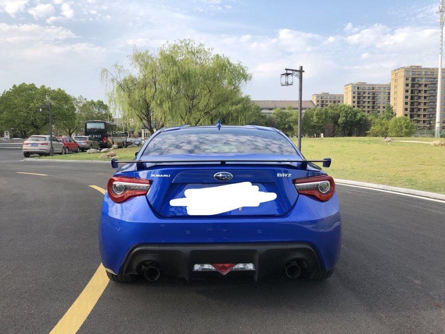 斯巴鲁brz-购车总价 | 裸车价在26万多 优惠力度不大 加上各种费用是在30万
同级对比 | 当时预算也不多 30万左右的跑车，除了斯巴鲁就只有丰田86 其他的我也没去看，选择也比较少。￼还是斯巴鲁的新款更加的好看，外观回头率非常高。￼
空间 | 买跑车 空间这方面，我本来就没有要求的。￼一般就坐两个人，要么就自己一个人开车，所以说是够用的。￼而且平常出门也放不了什么东西，一个手机一瓶水再加一个包，储物空间是够的
颜值 | 外观我是非常喜欢的 很高级。￼是高档跑车的感觉 而且整个车的颜色，我很喜欢非常
