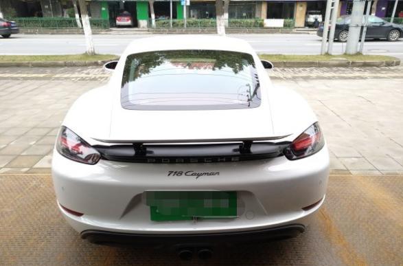 裸车价：64万落地价：75万#同级PK: 试驾了奥迪TTRS和保时捷718 Cayman，觉得奥迪TTRS的400马力的动力参数更强，但是品牌价值和操控性会比保时捷差一些，最后我还是选了保时捷718 Cayman。#外观时尚：在经典外形的基础上，这一代718 Cayman进行了一定的改良，无论头灯还是尾灯的样式都进行了一些变化，变得更加时尚。#内饰精致：内饰设计比较精致，7英寸操控中控屏显示效果清晰，界面设计美观。#空间充足：这款车的内部空间设计比较合理，我身高187厘米，坐在驾驶位也很舒适。#油耗合理：